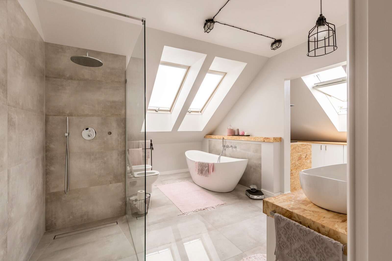 Schönes Bad mit Badewanne und Bogenfenster