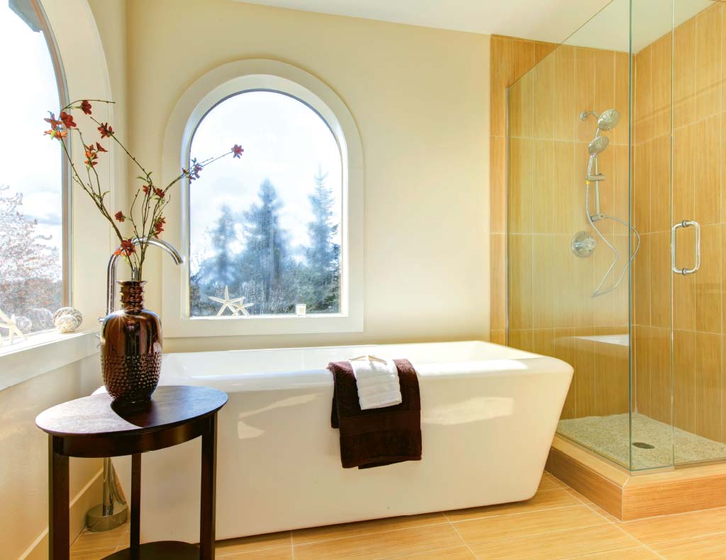 Fertig umgesetztes Bad mit freistehender Wanne und Glasdusche