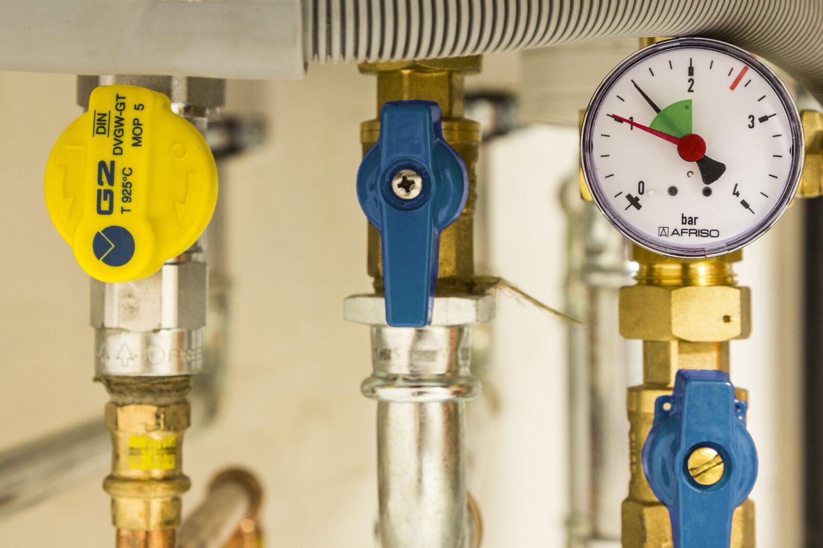 Techniker bei der Rohrreparatur im Keller