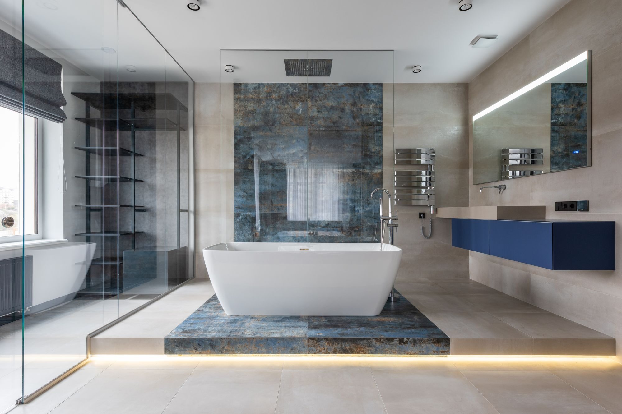 Modernes Badezimmer mit freistehender Badewanne, ebenerdiger Dusche und Doppelwaschtisch